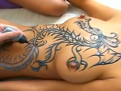 morenas rubias piercing tatuaje